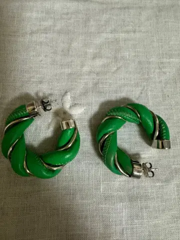 그린 가죽 트위스트 디자인 귀걸이