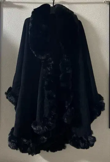 후드 부착 블랙 퍼 케이프