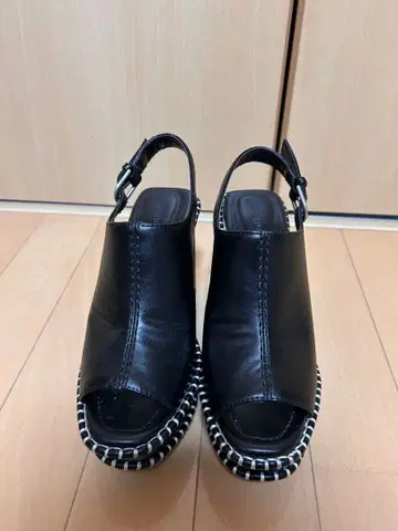 블랙 오픈토 샌들