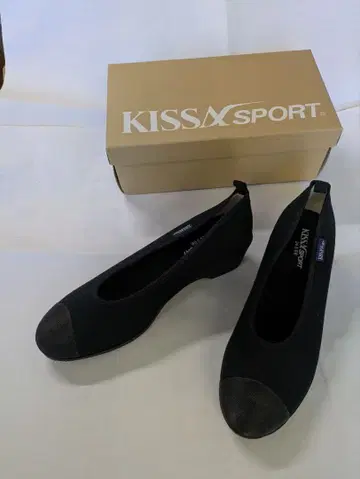 KISS X SPORT 블랙 플랫슈즈