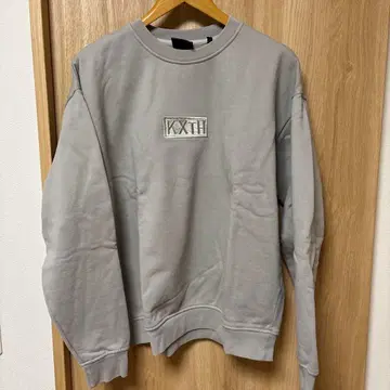 KXTH 그레이 자수 로고 크루넥 맨투맨