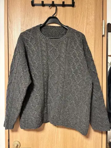 그레이 케이블 니트 스웨터