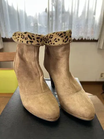 베이지 레오파드 무늬 하이힐 부츠
