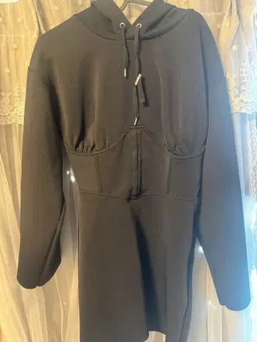 멜트 더 레이디 후드 부착 블랙 미니 원피스