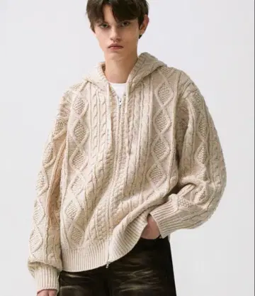 TRILLION 케이블 짜임 후드 니트 아이보리