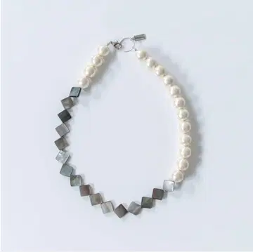 petite robe noire 코튼 펄 쉘 목걸이