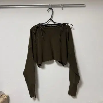 올리브색 크롭 니트 긴팔