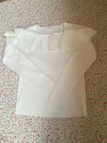 미사용 새상품 LOUNIE 프릴 달린 화이트 긴팔 상의