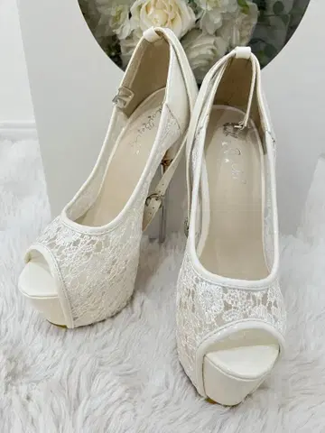 화이트 레이스 하이힐