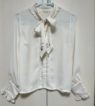 axes femme 사쿠라 자수 리본 블라우스