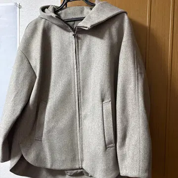 후드 부착 그레이 자켓