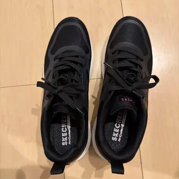 12/15까지 한정판 판매 SKECHERS 블랙 스니커즈