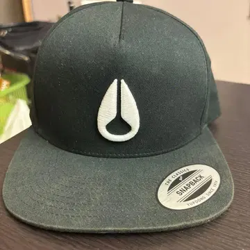 NIXON 블랙 스냅백 캡