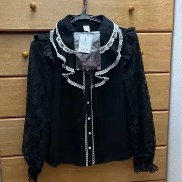 Secret Honey 프릴 달린 블랙 긴팔 셔츠