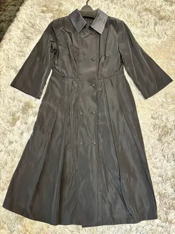 다크 그레이 더블 브레스트 트렌치코트