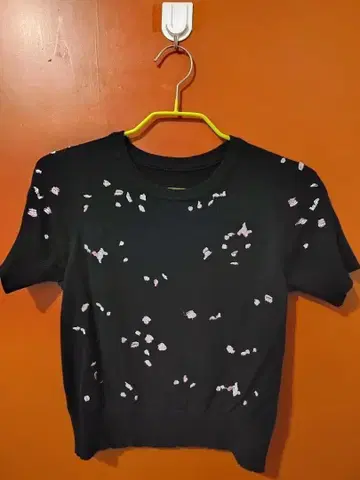 블랙 꽃잎 자수 반팔 니트