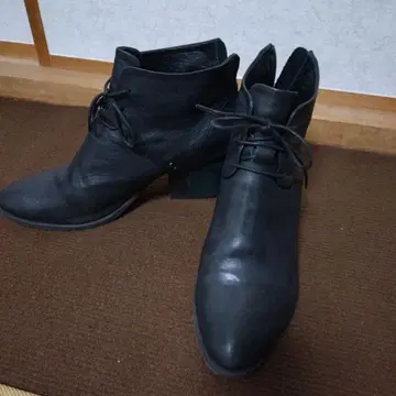 유코 이마니시 블랙 가죽 부티 중간 힐