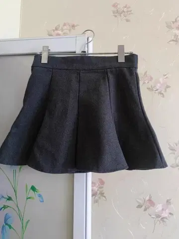 다크 그레이 플리츠 미니 스커트