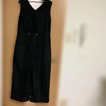 베리테 블랙 도트 무늬 V넥 살로펫 새상품급