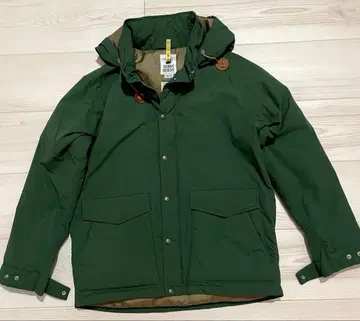 BEAMS SIERRA DESIGN 다크 그린 후드 부착 다운 자켓