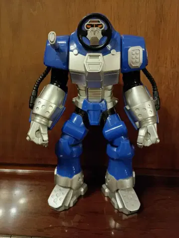 로봇 피규어 파랑과 은색 가동식 팔