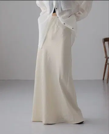 LOWRYSFARM 스트레치 새틴 스커트 아이보리 S 사이즈