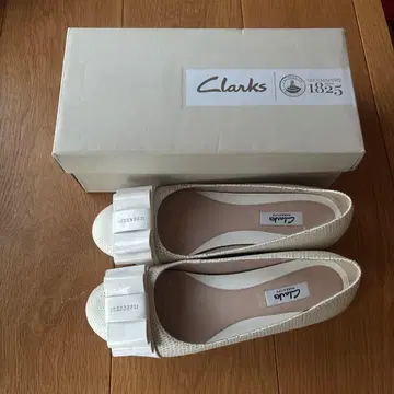 Clarks 화이트 리본 포함 펌프스