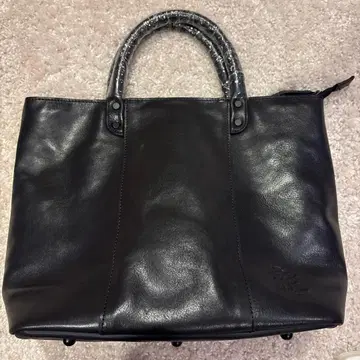 히게 토트백 블랙 가죽 토트백 엠보싱 로고