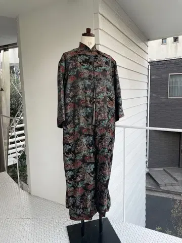 다색 자수 스탠드 카라 긴팔 드레스