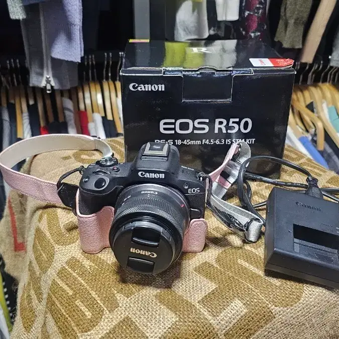 캐논 EOS R50 미러리스 카메라 + 충전기