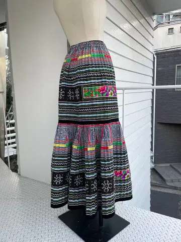 컬러풀 자수 플레어 스커트