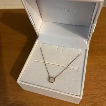 THE KISS 목걸이