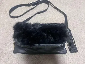 퍼 달린 블랙 가죽 숄더백