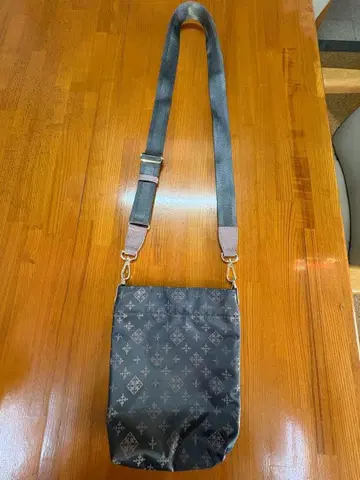 러셋 숄더백 그레이 로고 패턴