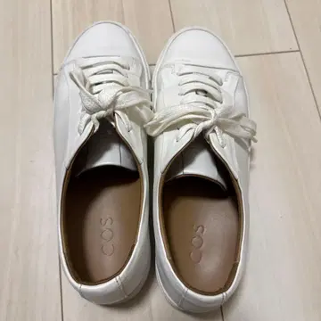 COS 화이트 스니커즈 42cm