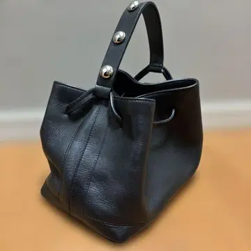 BALLY 블랙 핸드백 스터드 핸들 미니 백