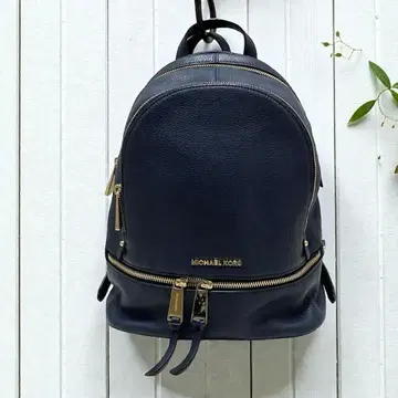 새상품급 마이클코어스 럭색 네이비 천연 가죽 골드 금장 장식