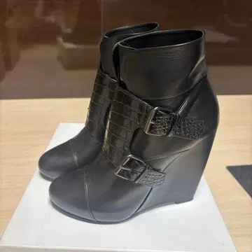 sacai 버클 장식 가죽 앵클부츠