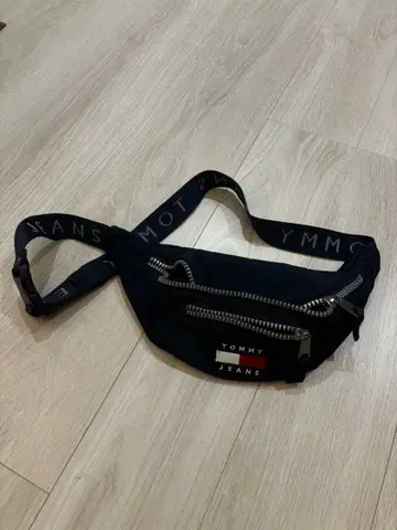 TOMMY JEANS 네이비 패니 팩