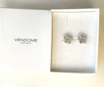 반돔 부티크 밀우치가 멋진 까멜리아 귀찌 스와로브스키