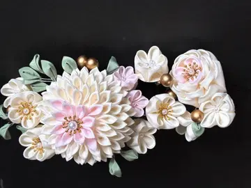 화려한 리본 꽃 장식