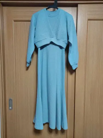 스카이블루 원피스와 가디건 세트