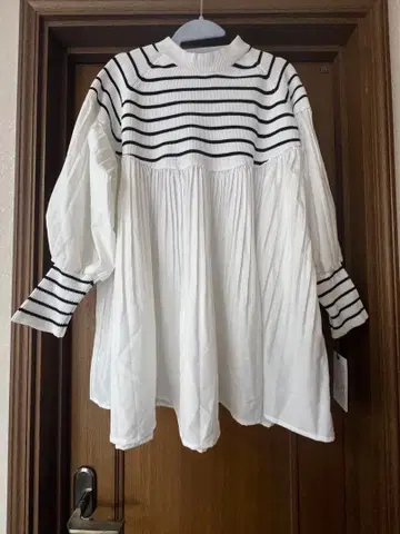 스트라이프 디자인 이소재 믹스 긴팔 상의