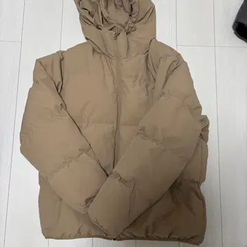 베이지 후드 부착 다운 자켓 GU