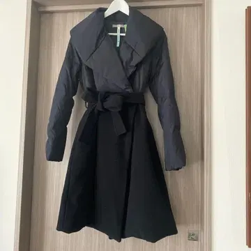 띠어리 럭스 이소재 절개 다운 코트 M 사이즈 블랙