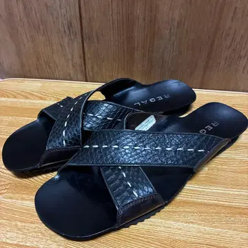 REGAL 크로스 스트랩 블랙 샌들