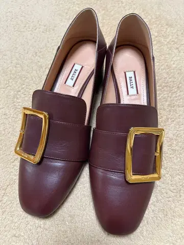BALLY 로고 버클 플랫 힐 로퍼 펌프스