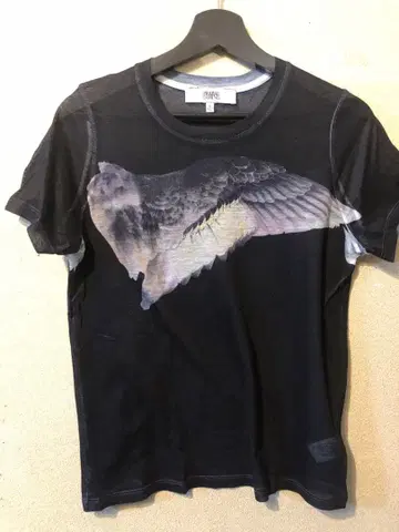날개 디자인 그래픽 T셔츠 비어버스탑 구매