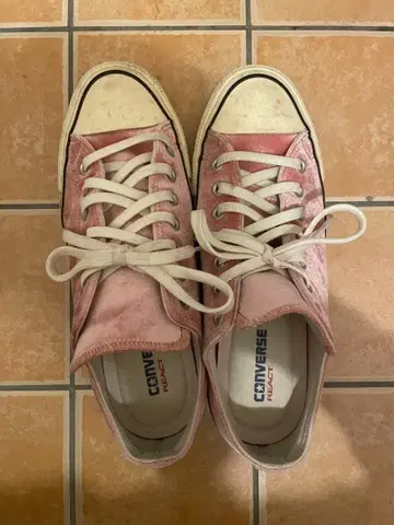 CONVERSE React 핑크 스니커즈