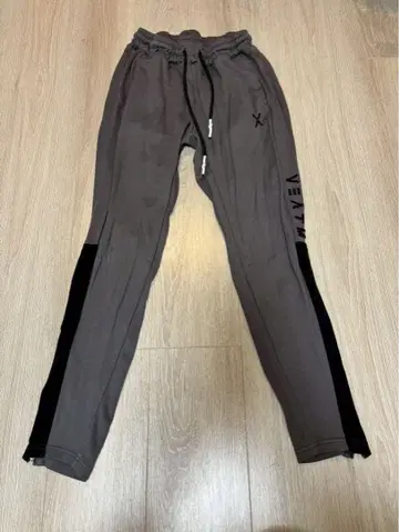 그레이 조거 팬츠 사이드 로고 포함